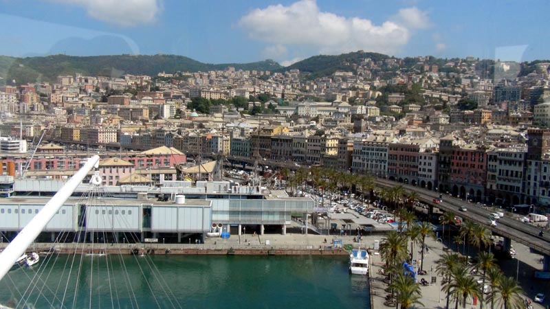 Vue sur le vieux port de Gênes depuis le Bigo. Au premier plan, l'aquarium