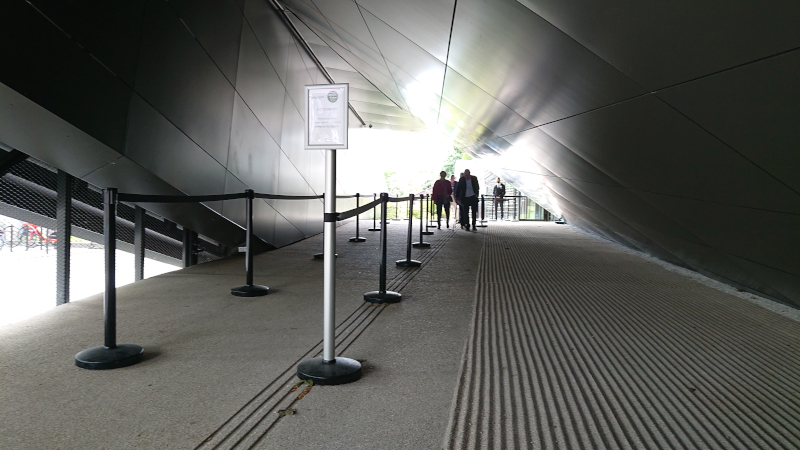 Corridor d'accès au musée Albert Kahn à Boulogne-Billancourt ©Yanous.com