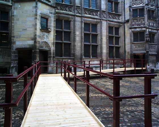 Rampe d'accès temporaire installée en octobre 2003 au Palais Jacques Coeur de Bourges.