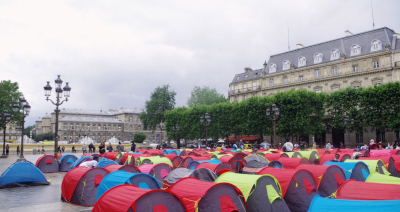 Campement sur la place de l'Hôtel de ville à Paris en juin 2021