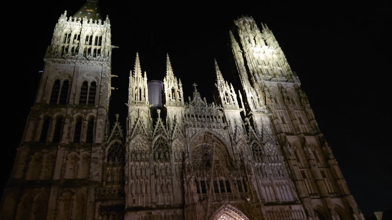 Cathédrale de Rouen la nuit ©Yanous.com