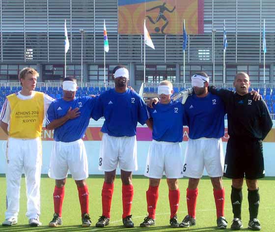 L'équipe de France de cécifoot pendant la Marseillaise, lors des JO d'Athènes 2004.