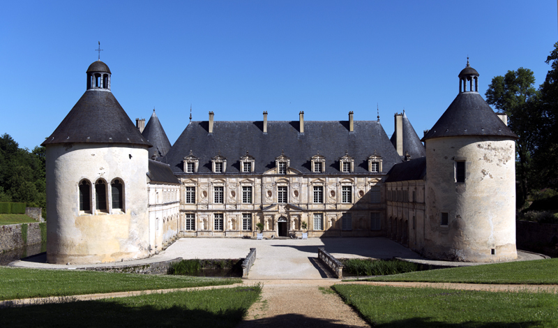 Château de Bussy-Rabutin, façade sur cour © Colombe Clier - Centre des monuments nationaux