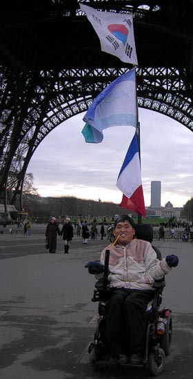 Choi Chang-hyun à Paris, au pied de la Tour Eiffel