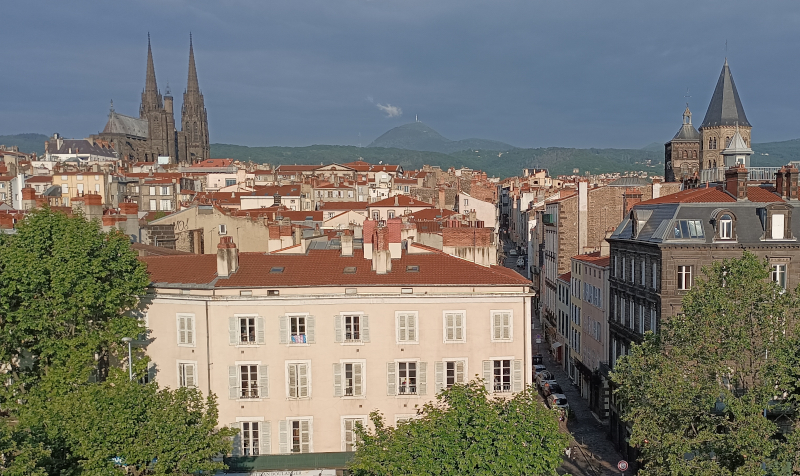 Clermont-Ferrand et le Puy de Dôme depuis l'hôtel Vialatte