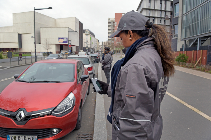 Contrôle à pied par des employés Effia à Montreuil