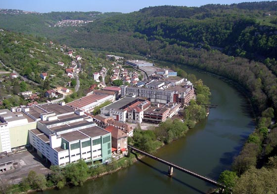 Quartier usinier sur la boucle du Doubs, vu depuis la citadelle de Besançon.