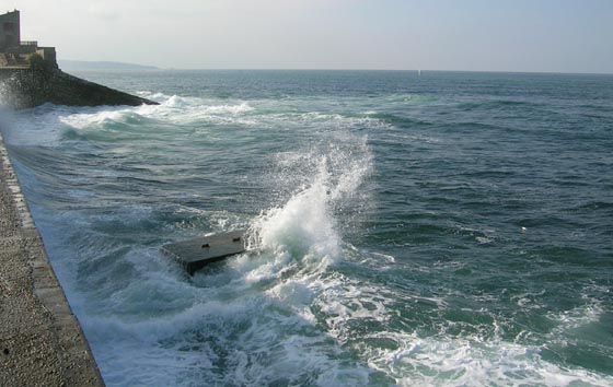 L'océan Atlantique au pied de la digue de Soccoa