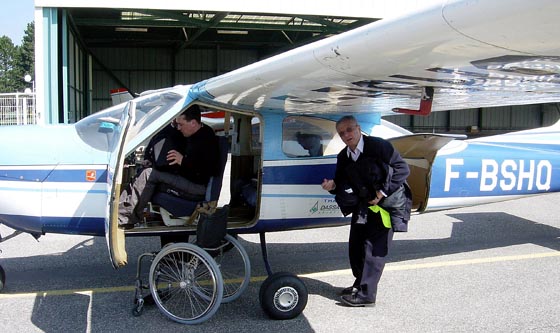 Eric Dabas, son avion... et son instructeur.