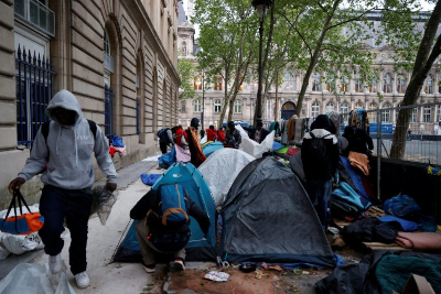 Des migrants installés dans une rue de Paris