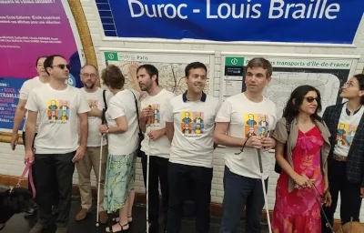 Des militants associatifs accolent au nom de la station du métro parisien Duroc celui de Louis Braille ©Comfluence
