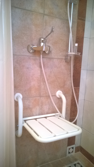 Douche adaptée mais inutilisable à cause du robinet placé dans le dos ©Yanous.com