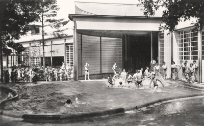 Ecole de plein-air de Suresnes, baignade dans le bassin de la place thérapeutique