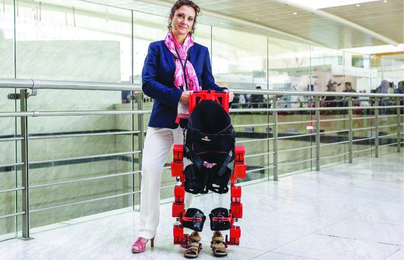 Elena García Armada et son exosquelette pour enfant