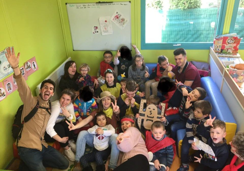 Enfants et animateurs dans un centre Loisirs Pluriel