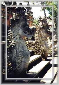 Entrée de temple en Indonésie.