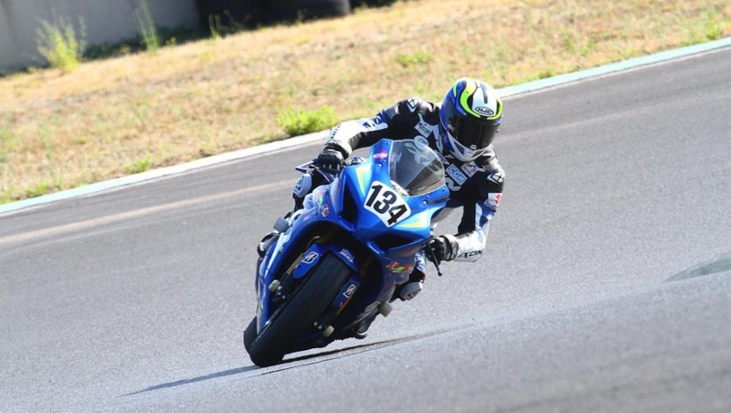 Eric Mongrenier sur sa moto en virage