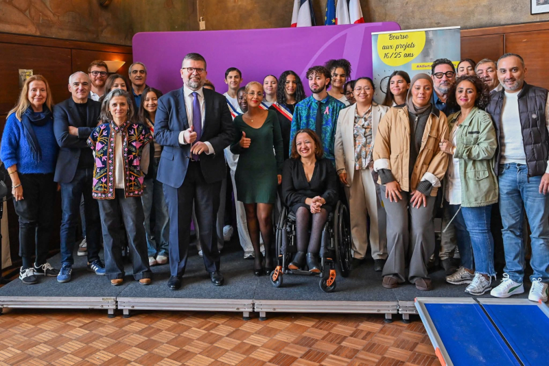 Fatima Khallouk et le maire d'Alfortville, Luc Carvounas, avec les jeunes lauréats de la Bourse aux projets 2025
