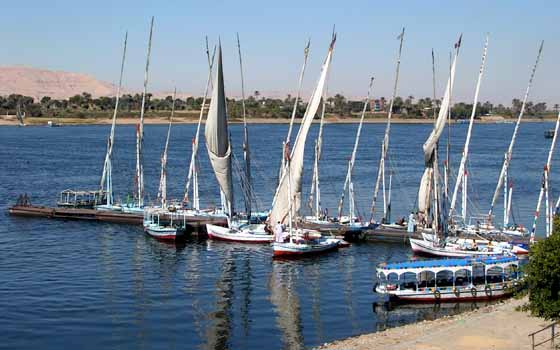 Felouques et mini-ferry sur le Nil