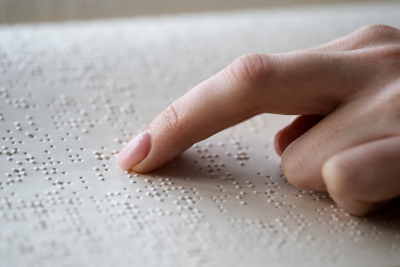 Femme aveugle lisant en braille ©Freepik