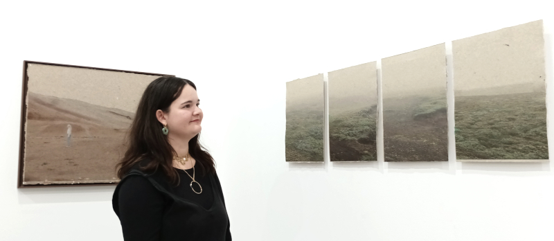 Flore Prébay face au paysage de lande