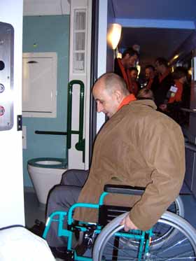 Louis Gallois tente d'entrer en fauteuil roulant dans les toilettes d'un Corail Téoz