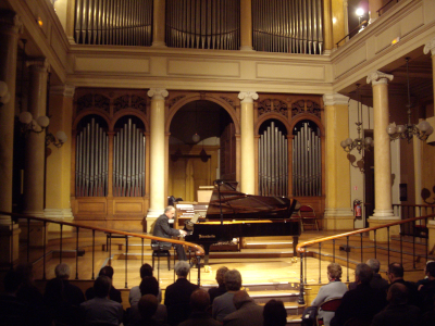 Gérard Glatigny lors d'un récital de piano en décembre 2011 dans la salle André Marchal de l'INJA ©Yanous.com