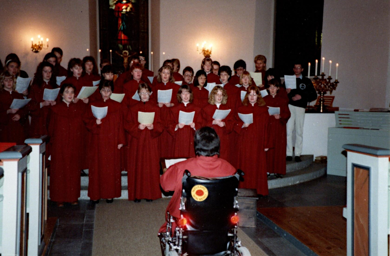 Gisèle Caumont dirige une chorale