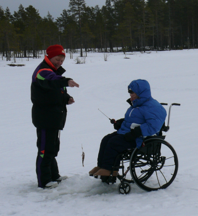 Gisèle Caumont pêche sur un étang gelé