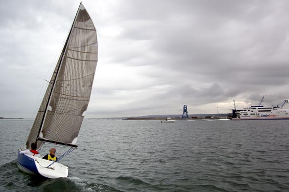 Voilier Neo495 en rade de Cherbourg.