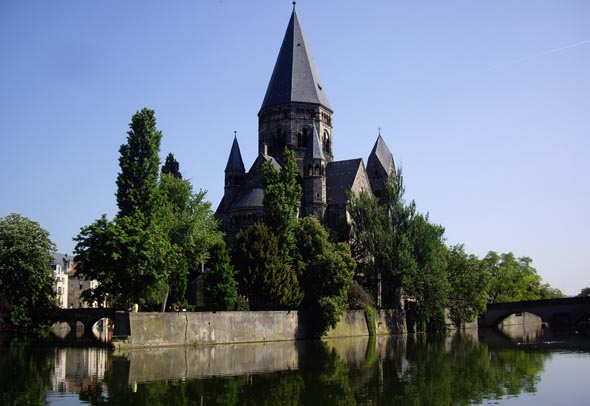 Metz, Temple Neuf, sur la Moselle.