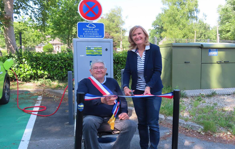 Inauguration d'une borne de recharge électrique en juin 2025