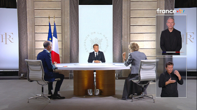 Interview du président de la République avec deux inserts d'interprètes en LSF