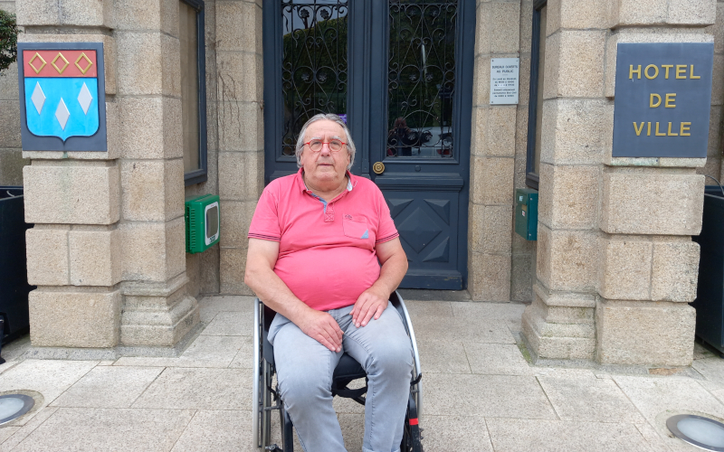 Jacques Glory devant la mairie de Loudéac