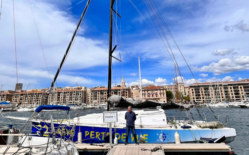 Joël Paris devant son bateau