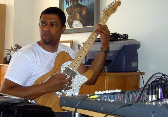 Thierry Jolet à la guitare.