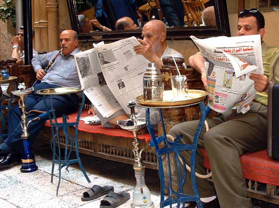 Le Caire, clients d'un café au souk Khan El Khalili.