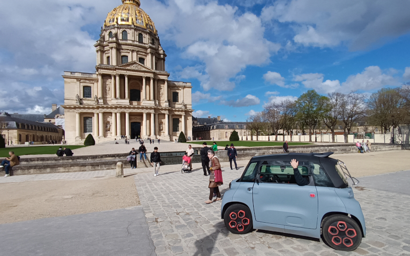 L'Ami for all devant le dôme des Invalides