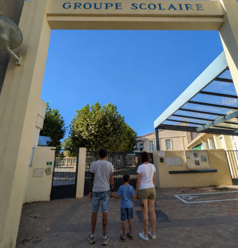 La famille devant l'école Clémenceau à Mèze