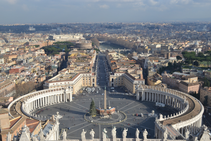 La place Saint-Pierre au Vatican et vue aérienne de Rome ©ENIT SpA