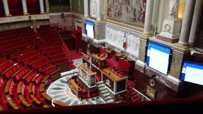 La tribune présidentielle de l'hémocycle de l'Assemblée Nationale desservie par deux escaliers ©Yanous.com
