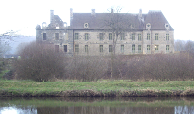 Abbaye de Bon-Repos au bord du lac de Guerlédan 