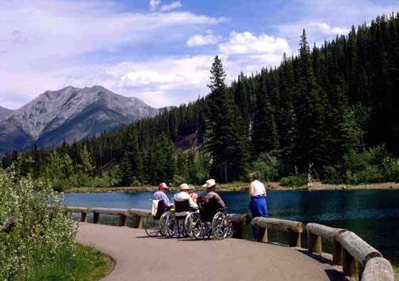 Sentier accessible à Lorette Pond, Pays Kananaskis. Photo Travel Alberta