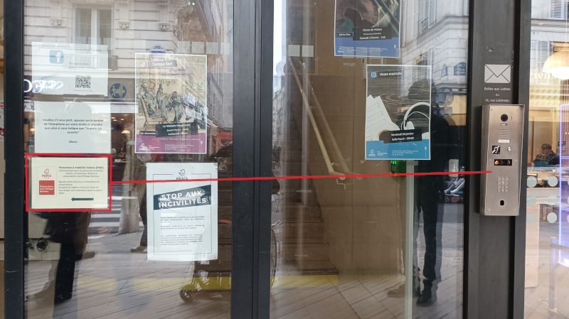 L'affichette informant sur l'accès au conservatoire Saint-Germain est éloignée de l'interphone et peu visible