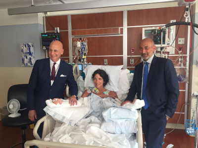 Laura Nataf sur son lit d'hôpital après la greffe, entourée des chirurgiens Scott Levin et Laurent Lantieri (à droite)