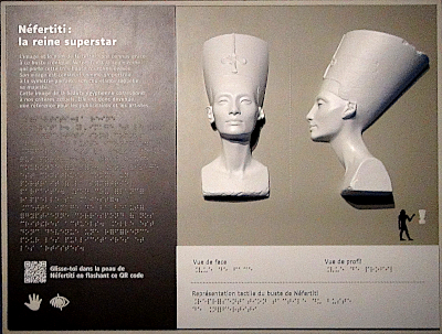 Le buste de Néfertiti en table tactile, braille et noir