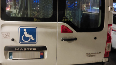 Le fourgon adapté saisi par les douaniers est équipé d'une rampe pour passager en fauteuil roulant