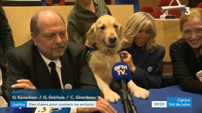 Le ministre de la Justice et l'épouse du Président de la République présentent un chien d'assistance judiciaire