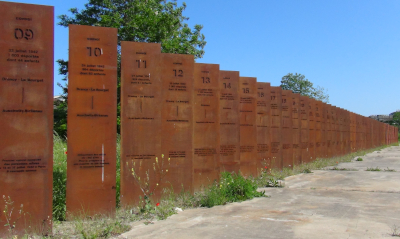 Les stèles marquant les 80 convois de déportation depuis la France vers les camps d'extermination des juifs