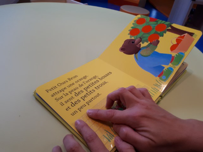 Livre pour enfant avec texte braille contre-collé